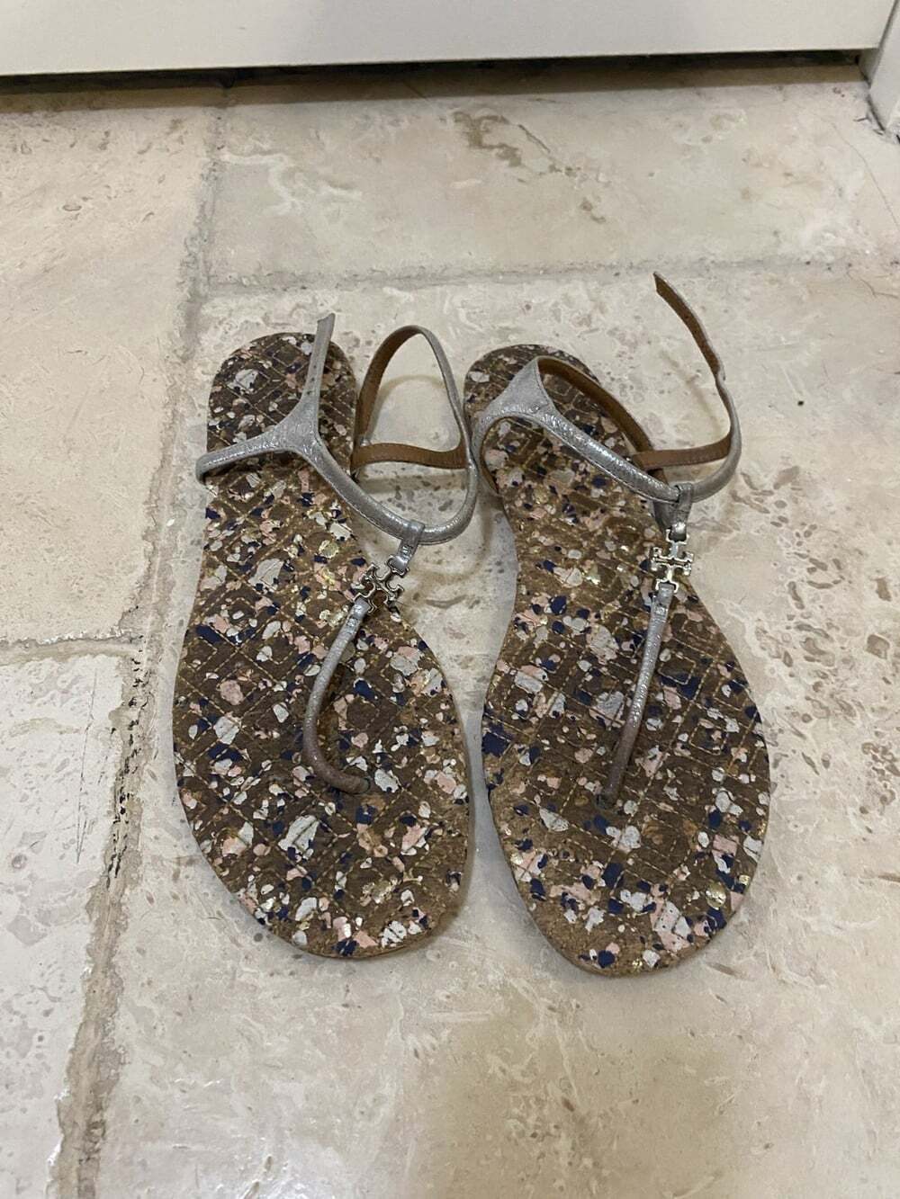 Tory Burch Shoes Womens Size 8.5 Silver Leather Thong Sandals Logo Ankle Strap